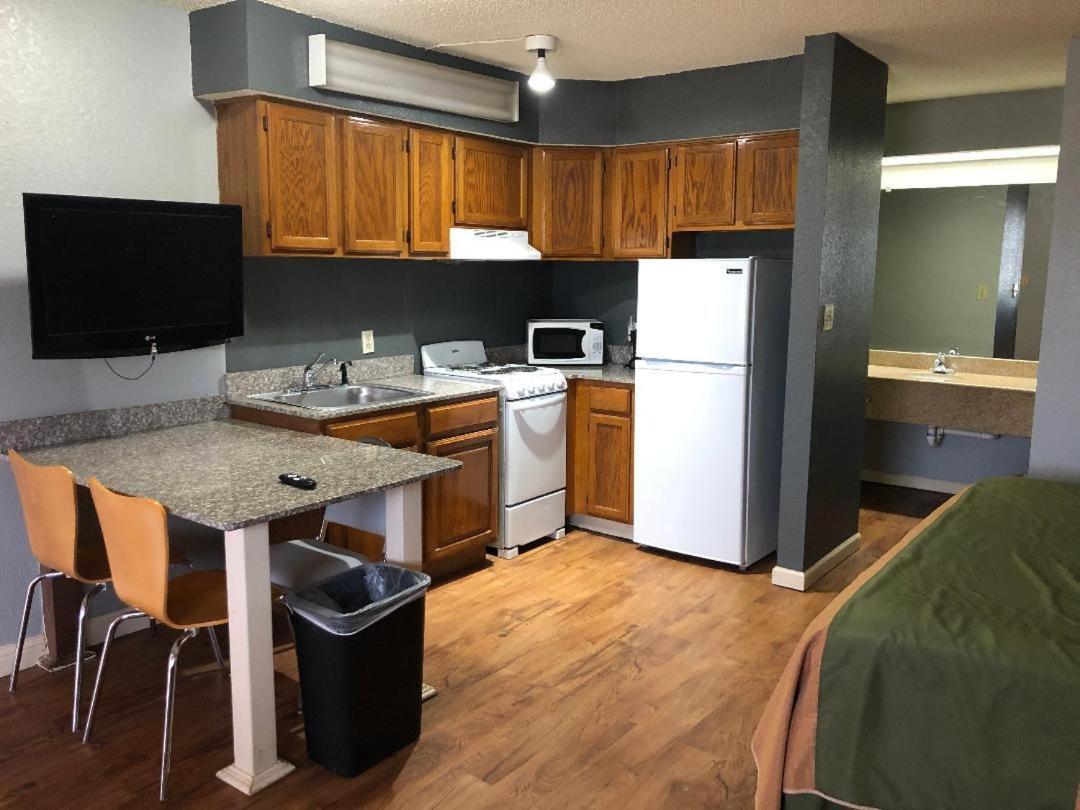 Americas Best Value Inn Юкон Екстериор снимка